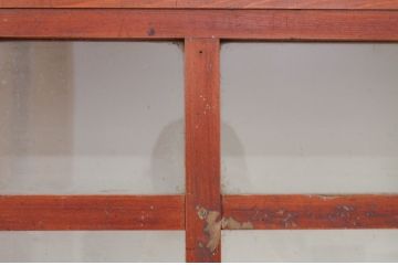 アンティーク建具　激レア　希少!!　檜(ヒノキ)・欅(ケヤキ)材　重厚感あるデザインと升目(マス目)が魅力的な漆塗りのガラス入りくぐり戸(きつね格子、狐格子、蔵戸、玄関戸、格子戸、ガラス戸、引き戸)(R-072135)