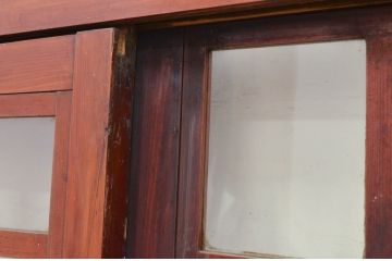 アンティーク建具　激レア　希少!!　檜(ヒノキ)・欅(ケヤキ)材　重厚感あるデザインと升目(マス目)が魅力的な漆塗りのガラス入りくぐり戸(きつね格子、狐格子、蔵戸、玄関戸、格子戸、ガラス戸、引き戸)(R-072135)