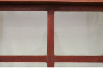 アンティーク建具　激レア　希少!!　檜(ヒノキ)・欅(ケヤキ)材　重厚感あるデザインと升目(マス目)が魅力的な漆塗りのガラス入りくぐり戸(きつね格子、狐格子、蔵戸、玄関戸、格子戸、ガラス戸、引き戸)(R-072135)