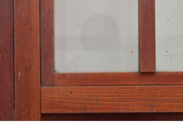 アンティーク建具　激レア　希少!!　檜(ヒノキ)・欅(ケヤキ)材　重厚感あるデザインと升目(マス目)が魅力的な漆塗りのガラス入りくぐり戸(きつね格子、狐格子、蔵戸、玄関戸、格子戸、ガラス戸、引き戸)(R-072135)