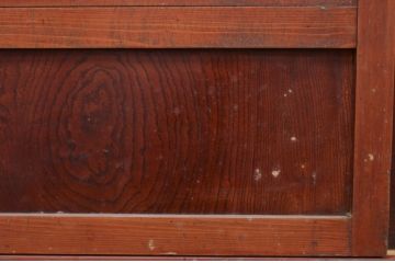 アンティーク建具　激レア　希少!!　檜(ヒノキ)・欅(ケヤキ)材　重厚感あるデザインと升目(マス目)が魅力的な漆塗りのガラス入りくぐり戸(きつね格子、狐格子、蔵戸、玄関戸、格子戸、ガラス戸、引き戸)(R-072135)
