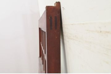 アンティーク建具　激レア　希少!!　檜(ヒノキ)・欅(ケヤキ)材　重厚感あるデザインと升目(マス目)が魅力的な漆塗りのガラス入りくぐり戸(きつね格子、狐格子、蔵戸、玄関戸、格子戸、ガラス戸、引き戸)(R-072135)