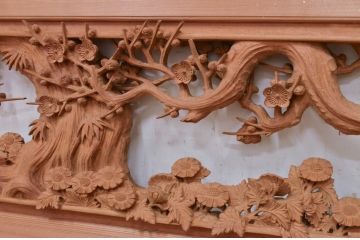 アンティーク建具　井波彫刻　谷口草雲作　繊細な四君子(蘭・菊・梅・竹)のデザインが目を惹く両面彫刻欄間2枚セット(明かり取り、明り取り)(R-072149)