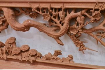アンティーク建具　井波彫刻　谷口草雲作　繊細な四君子(蘭・菊・梅・竹)のデザインが目を惹く両面彫刻欄間2枚セット(明かり取り、明り取り)(R-072149)