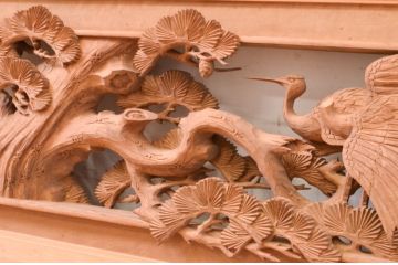 アンティーク建具　井波彫刻　　栄一作　繊細な松と鶴のデザインが目を惹く両面彫刻欄間1枚(明かり取り、明り取り)(R-072151)