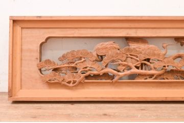 アンティーク建具　井波彫刻　　栄一作　繊細な松と鶴のデザインが目を惹く両面彫刻欄間1枚(明かり取り、明り取り)(R-072151)