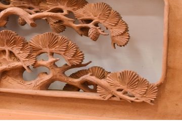アンティーク建具　井波彫刻　　栄一作　繊細な松と鶴のデザインが目を惹く両面彫刻欄間1枚(明かり取り、明り取り)(R-072151)