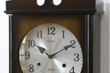和製アンティーク　SEIKO(セイコー)　30DAY　クォーツ式　昔懐かしい雰囲気を醸し出す掛け時計(柱時計、古時計、振り子時計)(R-072170)