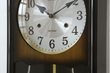 和製アンティーク　SEIKO(セイコー)　30DAY　クォーツ式　昔懐かしい雰囲気を醸し出す掛け時計(柱時計、古時計、振り子時計)(R-072170)