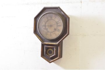 アンティーク時計　アメリカ　WATERBURY CLOCK CO.(ウォーターベリー)　経年を感じる風合いが魅力の掛け時計(八角時計、柱時計、古時計)(R-072172)