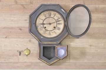 アンティーク時計　アメリカ　WATERBURY CLOCK CO.(ウォーターベリー)　経年を感じる風合いが魅力の掛け時計(八角時計、柱時計、古時計)(R-072172)