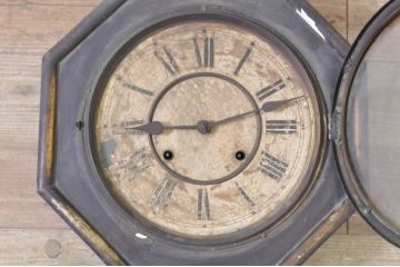 アンティーク時計　アメリカ　WATERBURY CLOCK CO.(ウォーターベリー)　経年を感じる風合いが魅力の掛け時計(八角時計、柱時計、古時計)(R-072172)