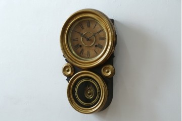 アンティーク時計　アメリカ　E. INGRAHAM&CO(イングラハム)　振り子の意匠が魅力的な四つ丸本だるま時計　(R-072248)