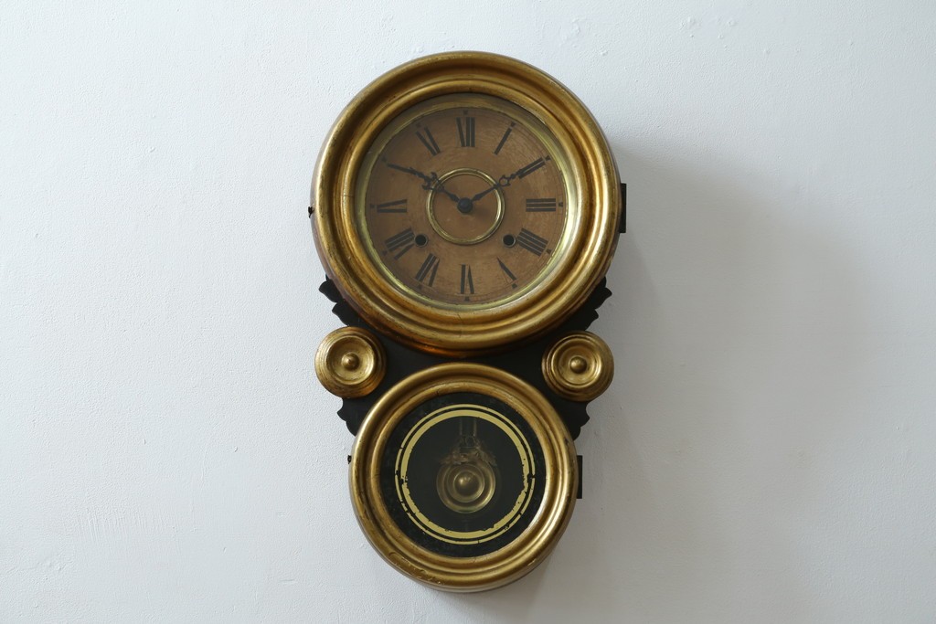 アンティーク時計　アメリカ　E. INGRAHAM&CO(イングラハム)　振り子の意匠が魅力的な四つ丸本だるま時計　(R-072248)