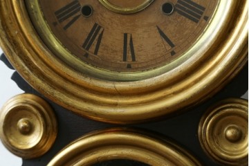 アンティーク時計　アメリカ　E. INGRAHAM&CO(イングラハム)　振り子の意匠が魅力的な四つ丸本だるま時計　(R-072248)