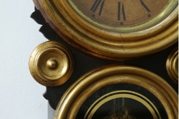 アンティーク時計　アメリカ　E. INGRAHAM&CO(イングラハム)　振り子の意匠が魅力的な四つ丸本だるま時計　(R-072248)