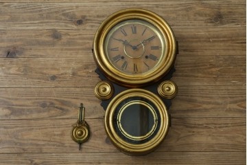 アンティーク時計　アメリカ　E. INGRAHAM&CO(イングラハム)　振り子の意匠が魅力的な四つ丸本だるま時計　(R-072248)