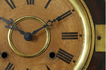 アンティーク時計　アメリカ　E. INGRAHAM&CO(イングラハム)　振り子の意匠が魅力的な四つ丸本だるま時計　(R-072248)