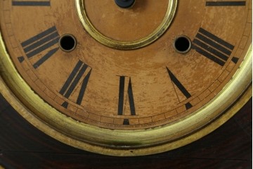 アンティーク時計　アメリカ　E. INGRAHAM&CO(イングラハム)　振り子の意匠が魅力的な四つ丸本だるま時計　(R-072248)