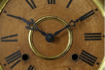 アンティーク時計　アメリカ　E. INGRAHAM&CO(イングラハム)　振り子の意匠が魅力的な四つ丸本だるま時計　(R-072248)