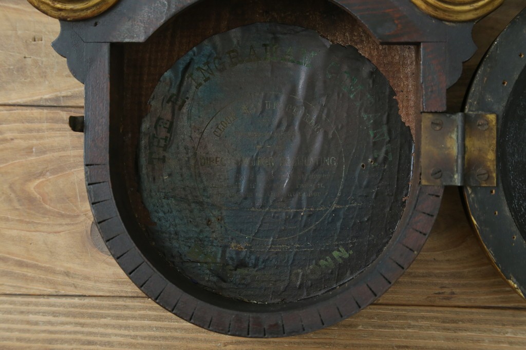 アンティーク時計　アメリカ　E. INGRAHAM&CO(イングラハム)　振り子の意匠が魅力的な四つ丸本だるま時計　(R-072248)