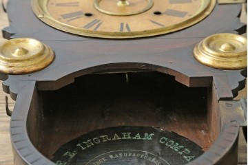 アンティーク時計　アメリカ　E. INGRAHAM&CO(イングラハム)　振り子の意匠が魅力的な四つ丸本だるま時計　(R-072248)