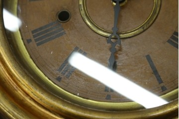 アンティーク時計　アメリカ　E. INGRAHAM&CO(イングラハム)　振り子の意匠が魅力的な四つ丸本だるま時計　(R-072248)