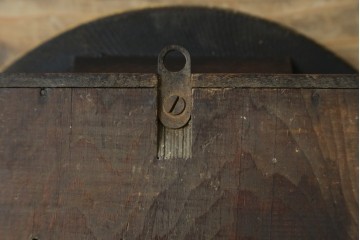 アンティーク時計　アメリカ　E. INGRAHAM&CO(イングラハム)　振り子の意匠が魅力的な四つ丸本だるま時計　(R-072248)