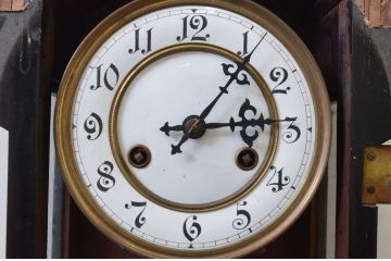 アンティーク時計　ドイツ製　JUNGHANS(ユンハンス)社　バイオリン型　特徴あるデザインが魅力の掛け時計(振り子時計、柱時計、古時計)(R-072278)