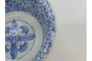 伊万里　染付　花唐草　繊細に描かれた線描が見事な盃洗(杯洗、コンポート、フルーツボウル、果物入れ、高台鉢、和食器)(R-072281)