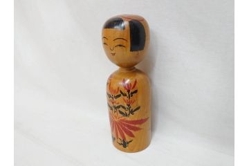 秋田木地山　小椋久太郎　約30cm　微笑む表情が可愛らしいこけし(郷土人形玩具、伝統工芸、民芸品、置物、木彫)(R-072291)