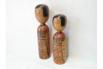 秋田木地山　小椋久太郎　約44cm　約36cm　大小　懐かしい雰囲気を醸し出すこけし2体セット(郷土人形玩具、伝統工芸、民芸品、置物、木彫)(R-072292)