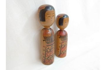 秋田木地山　小椋久太郎　約44cm　約36cm　大小　懐かしい雰囲気を醸し出すこけし2体セット(郷土人形玩具、伝統工芸、民芸品、置物、木彫)(R-072292)