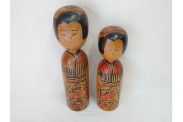 秋田木地山　小椋久太郎　約44cm　約36cm　大小　懐かしい雰囲気を醸し出すこけし2体セット(郷土人形玩具、伝統工芸、民芸品、置物、木彫)(R-072292)