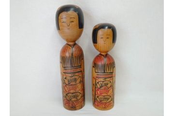 秋田木地山　小椋久太郎　約44cm　約36cm　大小　懐かしい雰囲気を醸し出すこけし2体セット(郷土人形玩具、伝統工芸、民芸品、置物、木彫)(R-072292)