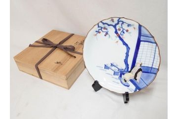 人間国宝　十三代　酒井田柿右衛門　染錦　初代図　約29cm　9.4寸　丁寧に描かれた図柄に魅了される飾皿(輪花、稜花、桔梗縁、額皿、飾り皿、共箱付き、皿立てスタンド付、大皿、和皿、九寸四分)(R-072300)
