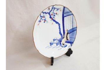 人間国宝　十三代　酒井田柿右衛門　染錦　初代図　約29cm　9.4寸　丁寧に描かれた図柄に魅了される飾皿(輪花、稜花、桔梗縁、額皿、飾り皿、共箱付き、皿立てスタンド付、大皿、和皿、九寸四分)(R-072300)