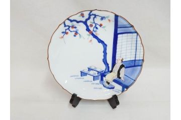 人間国宝　十三代　酒井田柿右衛門　染錦　初代図　約29cm　9.4寸　丁寧に描かれた図柄に魅了される飾皿(輪花、稜花、桔梗縁、額皿、飾り皿、共箱付き、皿立てスタンド付、大皿、和皿、九寸四分)(R-072300)
