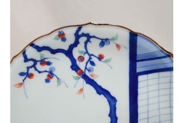 人間国宝　十三代　酒井田柿右衛門　染錦　初代図　約29cm　9.4寸　丁寧に描かれた図柄に魅了される飾皿(輪花、稜花、桔梗縁、額皿、飾り皿、共箱付き、皿立てスタンド付、大皿、和皿、九寸四分)(R-072300)