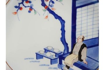 人間国宝　十三代　酒井田柿右衛門　染錦　初代図　約29cm　9.4寸　丁寧に描かれた図柄に魅了される飾皿(輪花、稜花、桔梗縁、額皿、飾り皿、共箱付き、皿立てスタンド付、大皿、和皿、九寸四分)(R-072300)
