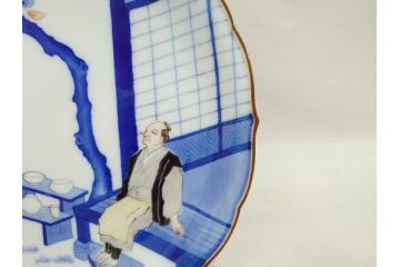 人間国宝　十三代　酒井田柿右衛門　染錦　初代図　約29cm　9.4寸　丁寧に描かれた図柄に魅了される飾皿(輪花、稜花、桔梗縁、額皿、飾り皿、共箱付き、皿立てスタンド付、大皿、和皿、九寸四分)(R-072300)