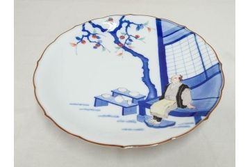 人間国宝　十三代　酒井田柿右衛門　染錦　初代図　約29cm　9.4寸　丁寧に描かれた図柄に魅了される飾皿(輪花、稜花、桔梗縁、額皿、飾り皿、共箱付き、皿立てスタンド付、大皿、和皿、九寸四分)(R-072300)