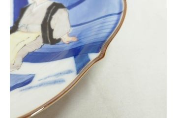 人間国宝　十三代　酒井田柿右衛門　染錦　初代図　約29cm　9.4寸　丁寧に描かれた図柄に魅了される飾皿(輪花、稜花、桔梗縁、額皿、飾り皿、共箱付き、皿立てスタンド付、大皿、和皿、九寸四分)(R-072300)