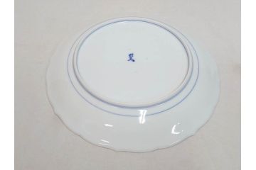 人間国宝　十三代　酒井田柿右衛門　染錦　初代図　約29cm　9.4寸　丁寧に描かれた図柄に魅了される飾皿(輪花、稜花、桔梗縁、額皿、飾り皿、共箱付き、皿立てスタンド付、大皿、和皿、九寸四分)(R-072300)
