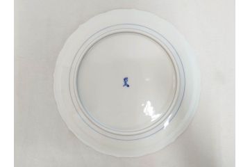 人間国宝　十三代　酒井田柿右衛門　染錦　初代図　約29cm　9.4寸　丁寧に描かれた図柄に魅了される飾皿(輪花、稜花、桔梗縁、額皿、飾り皿、共箱付き、皿立てスタンド付、大皿、和皿、九寸四分)(R-072300)