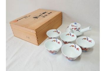 香蘭社　染錦　磁藝工房謹製　丁寧に絵付けされた鮮やかな花たちがアクセントになる茶器セット(茶器揃、急須、湯呑み5客、湯のみ、茶道具、和食器、共箱付き、磁芸工房)(R-072302)
