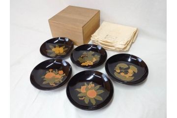 大正〜昭和初期　輪島塗　果物　蒔絵　それぞれ大胆に描かれた図柄が素敵な銘々皿5客セット(枇杷、葡萄、銀杏、石榴(柘榴)、桃、漆器、菓子器、和食器、中皿、和皿、木箱付き、袋付き)(R-072303)