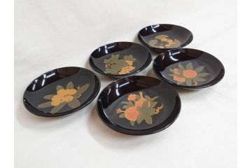 大正〜昭和初期　輪島塗　果物　蒔絵　それぞれ大胆に描かれた図柄が素敵な銘々皿5客セット(枇杷、葡萄、銀杏、石榴(柘榴)、桃、漆器、菓子器、和食器、中皿、和皿、木箱付き、袋付き)(R-072303)