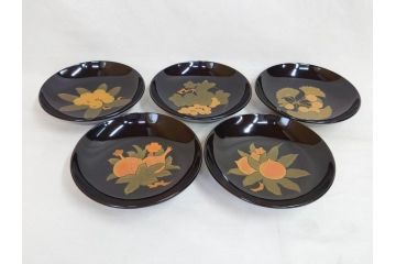 大正〜昭和初期　輪島塗　果物　蒔絵　それぞれ大胆に描かれた図柄が素敵な銘々皿5客セット(枇杷、葡萄、銀杏、石榴(柘榴)、桃、漆器、菓子器、和食器、中皿、和皿、木箱付き、袋付き)(R-072303)