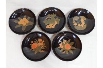 大正〜昭和初期　輪島塗　果物　蒔絵　それぞれ大胆に描かれた図柄が素敵な銘々皿5客セット(枇杷、葡萄、銀杏、石榴(柘榴)、桃、漆器、菓子器、和食器、中皿、和皿、木箱付き、袋付き)(R-072303)